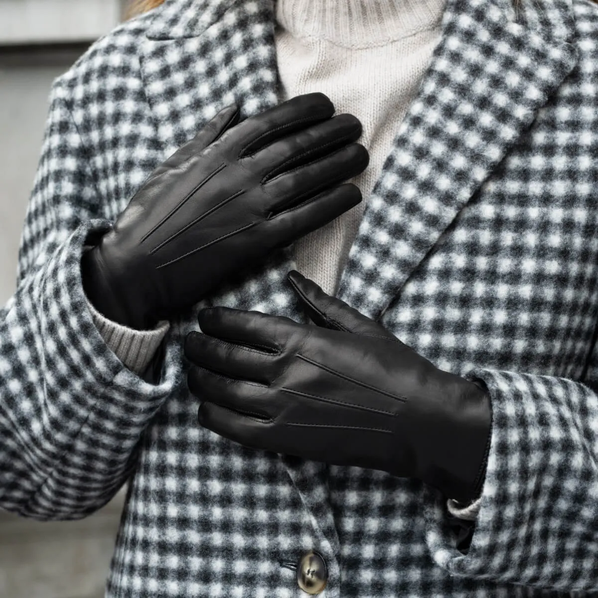 Francesca (black) - Italian lambskin leather gloves with brown rabbit fur lining