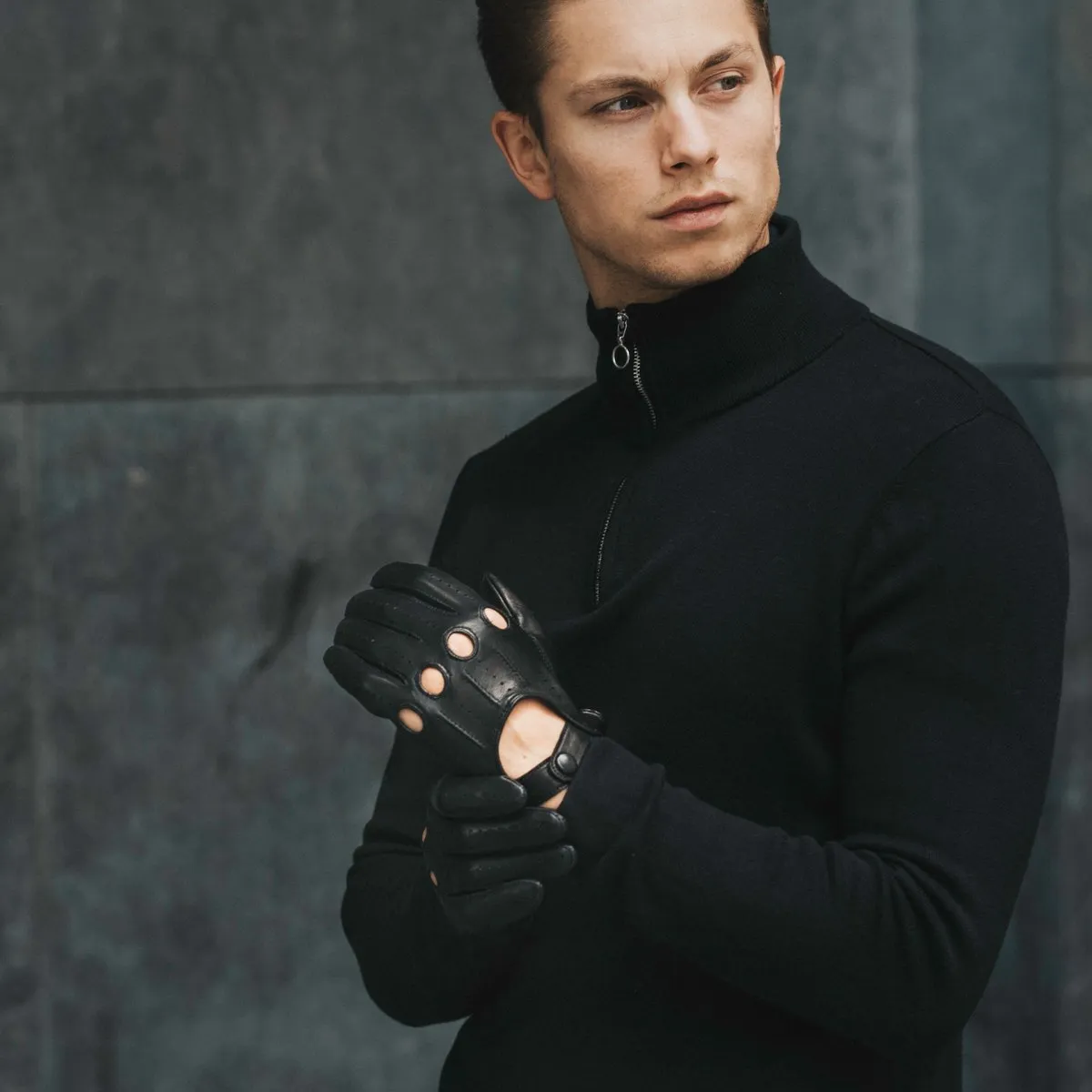 Mario (black) - Italian lambskin leather driving gloves & touchscreen feature